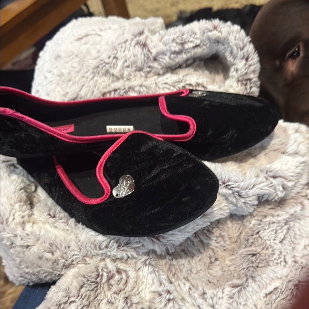 Elegant Betsey Johnson Black and Pink Women's Slippers - size 11